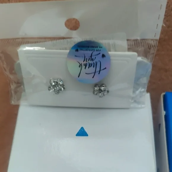 Garmin Vivofit Bands in Red and Blue with Accessories - Picture 6 of 12